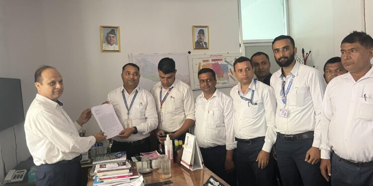 स्थानिय तहका कर्मचारीद्वारा प्रजिअ मार्फत प्रधानमन्त्रीलाई ज्ञापन, माग सम्बोधन नभए आन्दोलन गर्ने चेतावनी