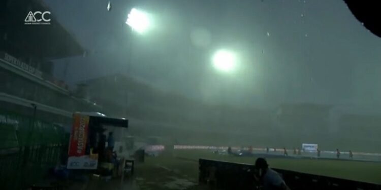 वर्षाका कारण भारत र पाकिस्तानबीचकाे खेल राेकियाे