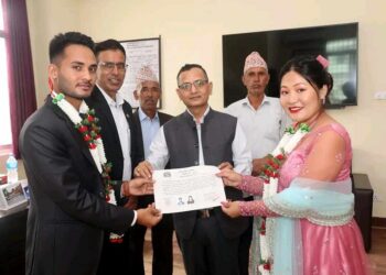 नव दम्पतीद्वारा विवाह खर्च कटाएर विद्यालयमा अक्षयकाेष स्थापना