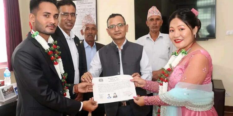 नव दम्पतीद्वारा विवाह खर्च कटाएर विद्यालयमा अक्षयकाेष स्थापना