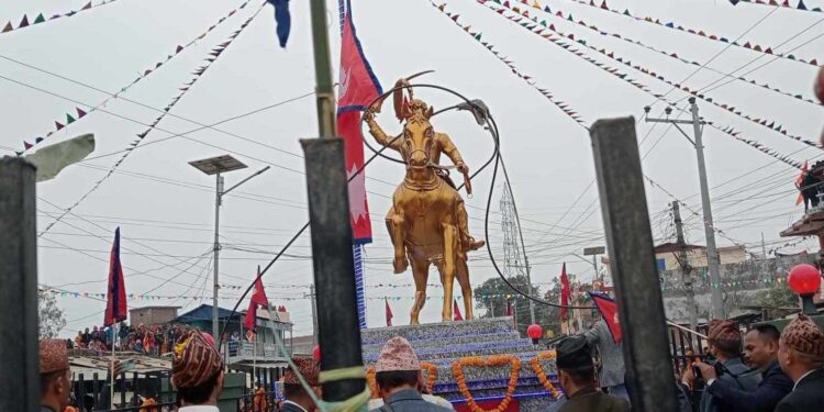 पुर्वराजा ज्ञानेन्द्र शाहद्वारा पृथ्वीनारायण शाहको शालिक अनावरण