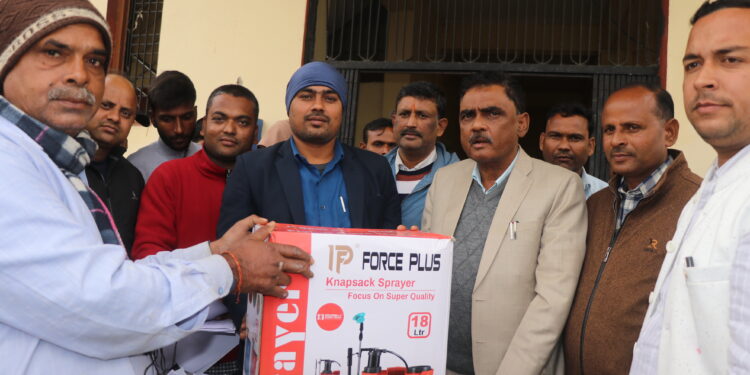 उत्पादकत्व वृद्धि गर्न ९० कृषकलाई स्प्रे ट्याङ्की वितरण