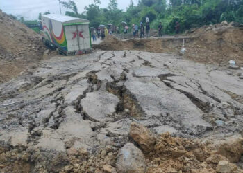 दाउन्नेमा सडक भासियो, पूर्वपश्चिम राजमार्ग अवरुद्ध