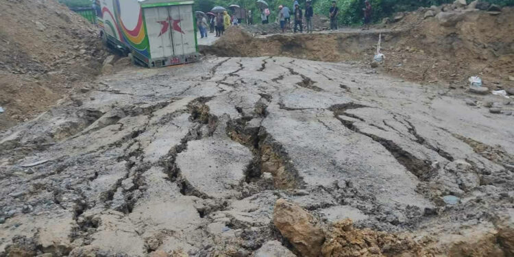 दाउन्नेमा सडक भासियो, पूर्वपश्चिम राजमार्ग अवरुद्ध