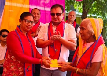 कपिलबस्तुमा विद्यार्थीहरुलाई शैक्षिक सामग्री र अभिभावकलाई खाद्यान्न