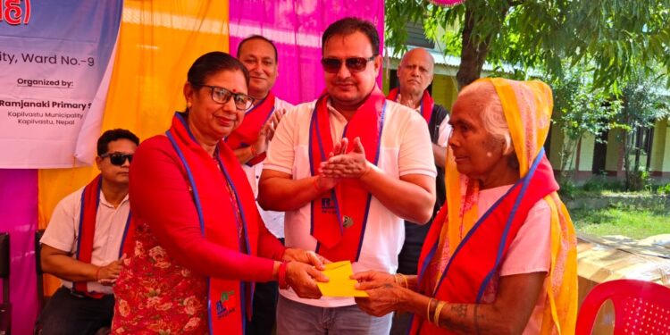 कपिलबस्तुमा विद्यार्थीहरुलाई शैक्षिक सामग्री र अभिभावकलाई खाद्यान्न