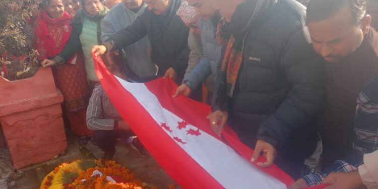 कांग्रेस नेता रेग्मीको पार्थिव शरीरमा पार्टीको चारतारे झन्डा ओढाई अन्तिम विदाइ