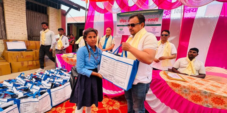 विद्यार्थीहरुलाई शैक्षिक सामग्री र अभिभावकलाई खाद्यान्न वितरण