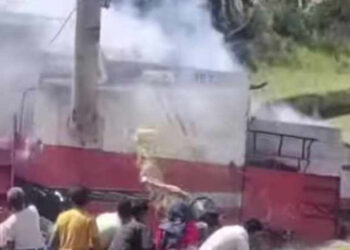 मेसिन ‘सर्ट’ भई गहुँ खेतमा आगलागी: २० बिघाको बाली स्वाहा, मेसिनलाई पोखरीमा डुबाएर बचाइयो