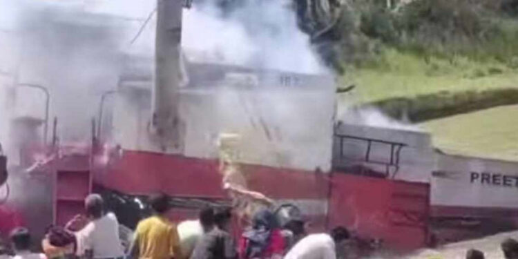 मेसिन ‘सर्ट’ भई गहुँ खेतमा आगलागी: २० बिघाको बाली स्वाहा, मेसिनलाई पोखरीमा डुबाएर बचाइयो