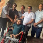 शारीरिक अपाङ्गता भएका व्यक्तिलाई ह्विलचेयर वितरण