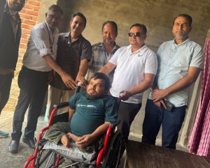 शारीरिक अपाङ्गता भएका व्यक्तिलाई ह्विलचेयर वितरण